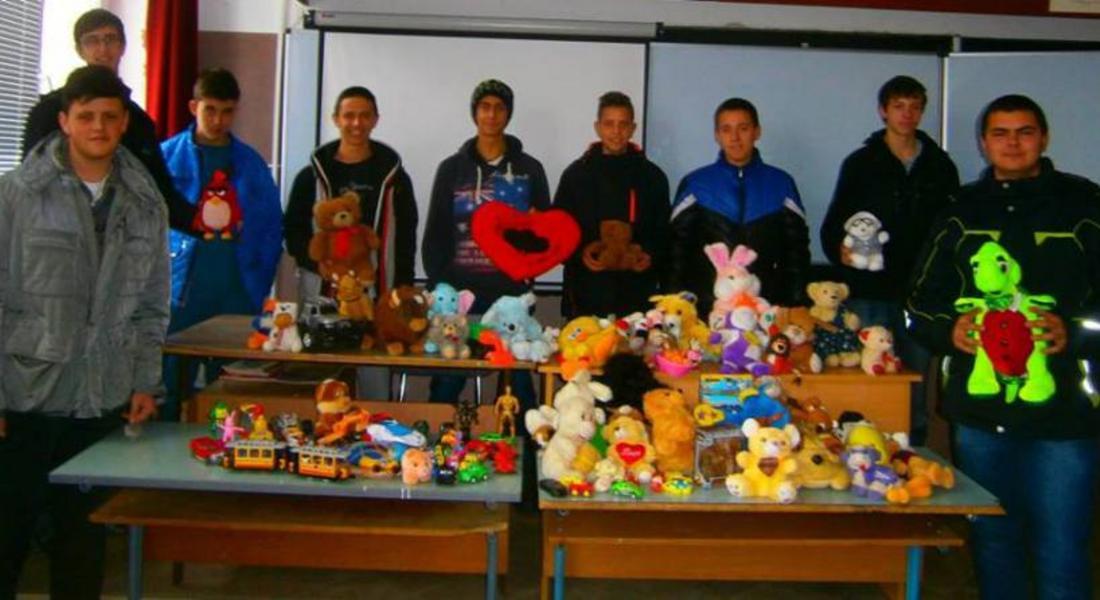 Ученици събраха благотворително играчки  за подаръци на  болни деца за празниците 