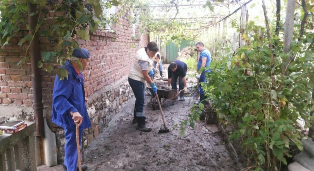 Кандидатите за депутати от ГЕРБ в Смолян чистят домовете на пострадали в Димитровград