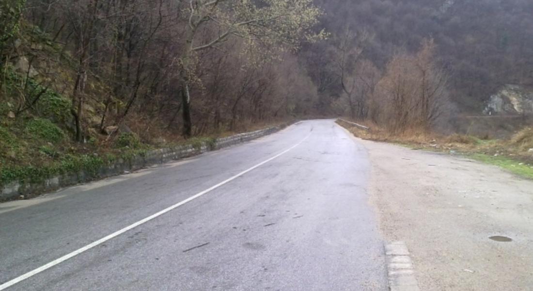 Рехабилитират три пътни участъка в област Смолян