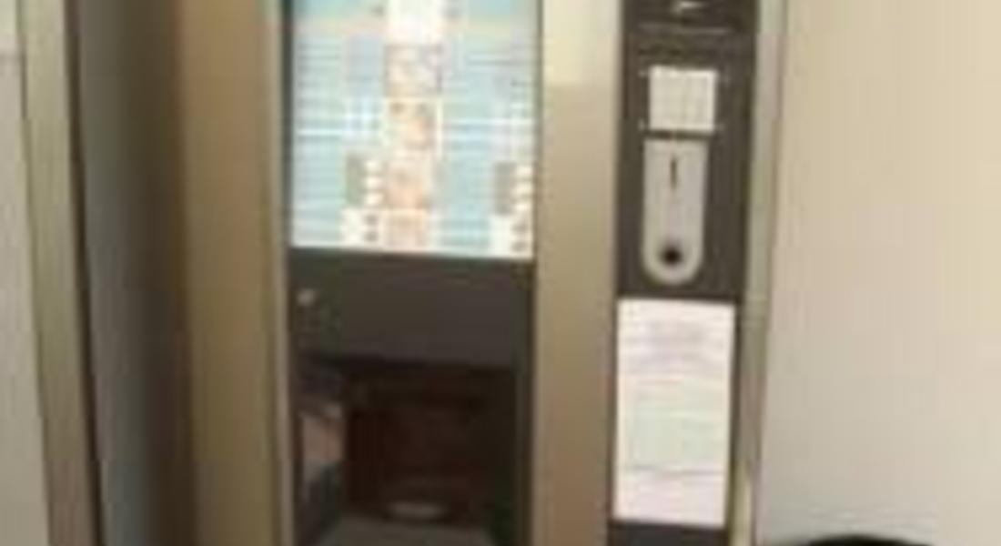 Задържаха 23-годишен опитал да обере кафе-автомат
