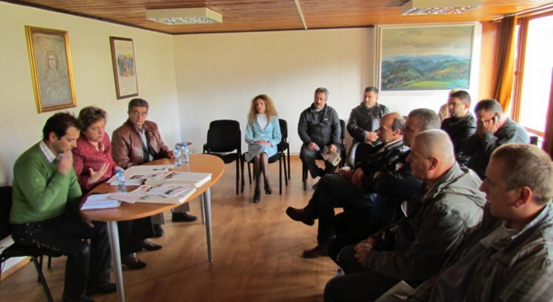 Понижаване на данъците и таксите за таксиметрови услуги в община Смолян, дискутираха на среща Дора Янкова и представители на бранша 