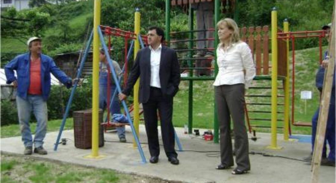 Директорът на Басейнова дирекция инспектира новоизграждащите се детски площадки в Златоград