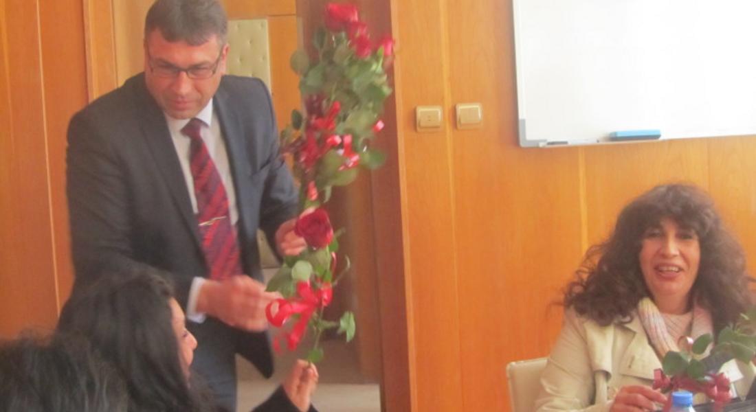Директорът на ОД МВР - Смолян подари рози на журналистки