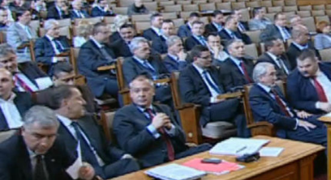 С кворум от 121 депутати откриха заседанието на НС