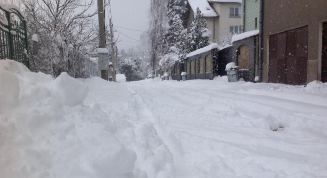 Обстановката с електрозахранването в засегнатите от снеговалежа райони в Родопите постепенно се нормализира