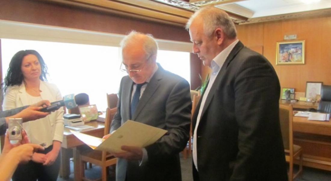 Посланик Микола Балтажи връчи благодарствено писмо на кмета Николай Мелемов за посрещането на 27 деца