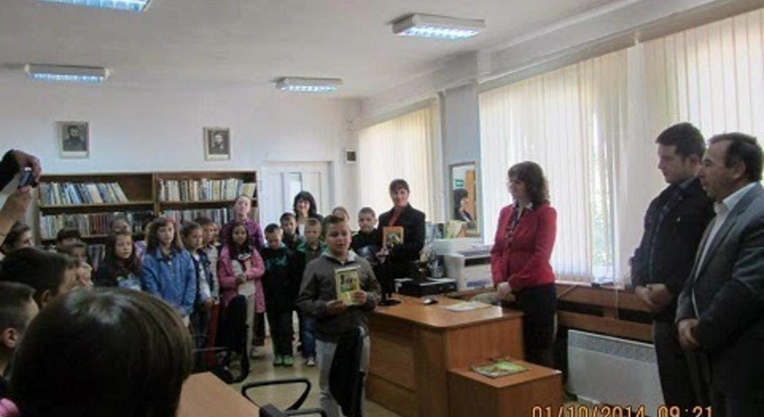 Ученици и учители от НУ „Вергил Ваклинов“ -Доспат се присъединиха към инициативата „Чети с мен"