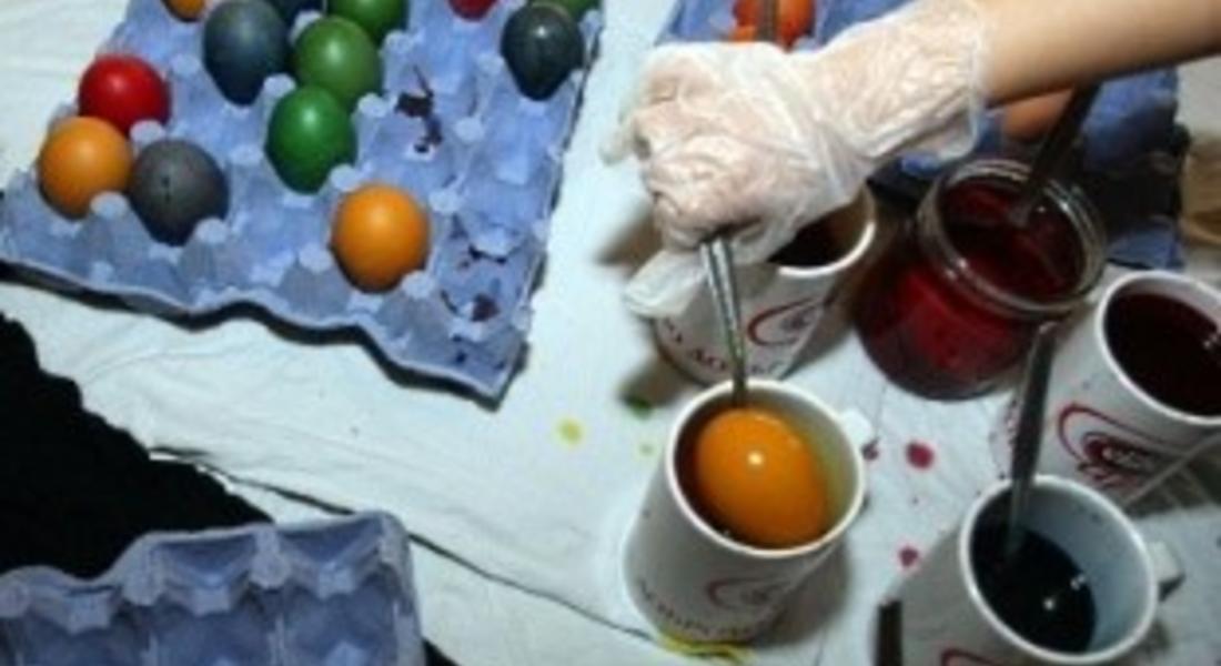 Боядисват яйца за Великден на центъра в Неделино