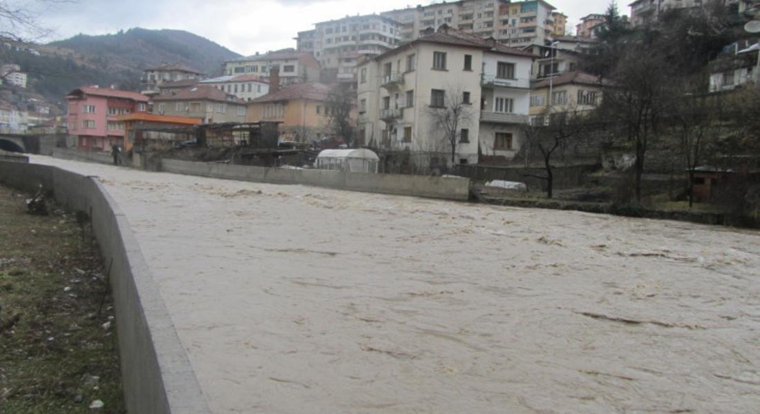     Нивото на реките в област Смолян се повиши, дере преля на пътя Жребево -Кестен