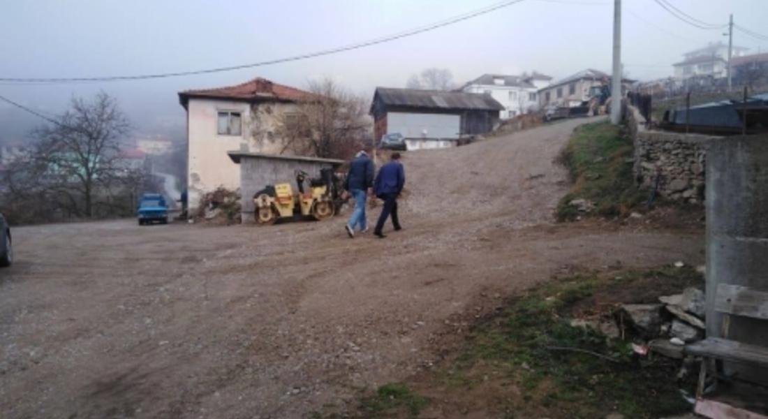 Започна асфалтирането на две улици в село Лещак