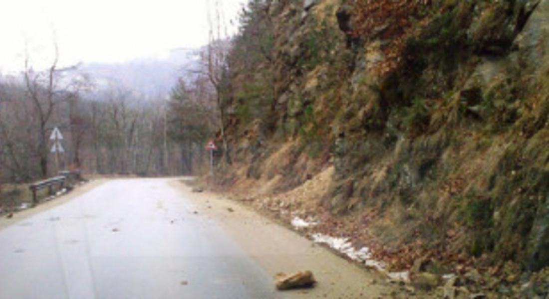 Каменно срутище задтруднява движението по пътя Девин-с.Михалково