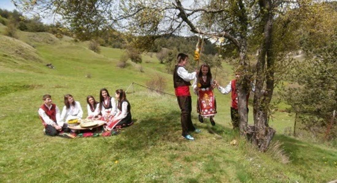    Ученици пресъздаваха традиции и обичаи на 6-ти май в Барутин