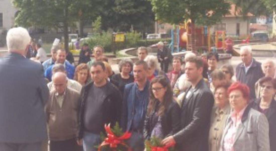 Социалистите в Смолян отбелязаха 9-ти септември с венци и цветя