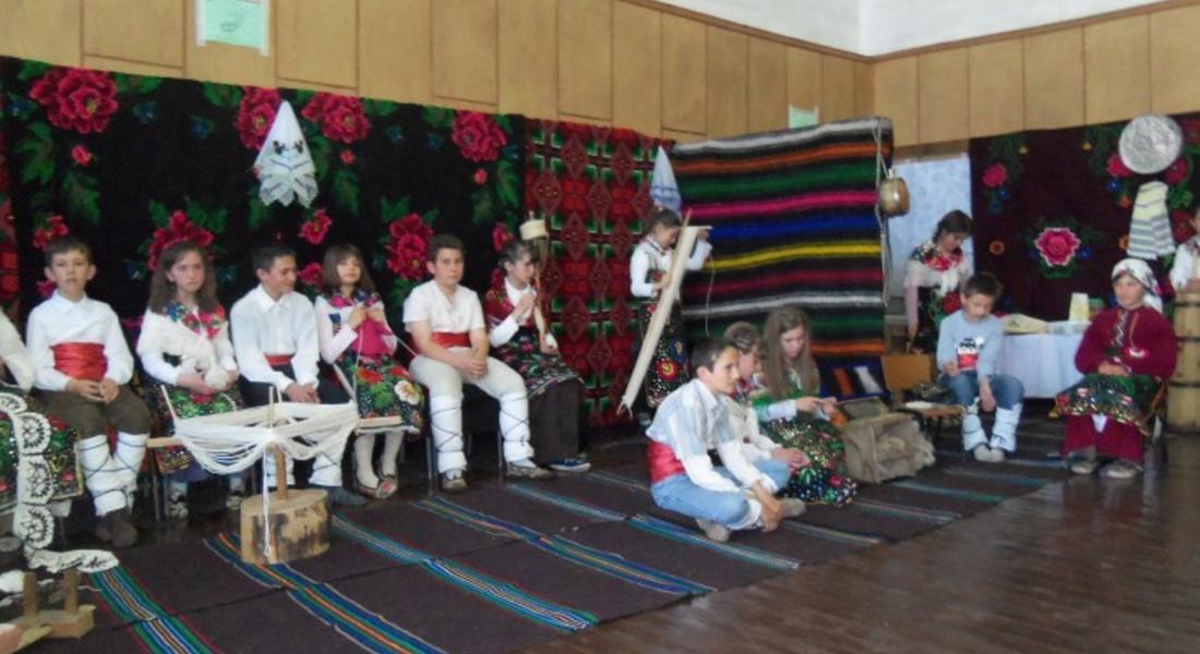 Американци възхитени от богатството на родопския фолклор