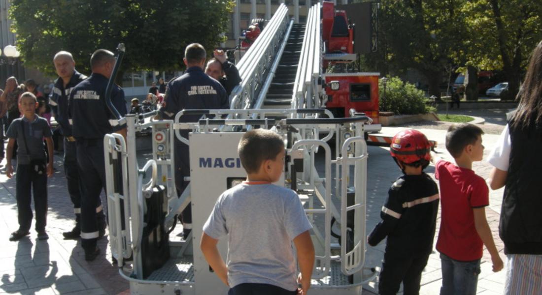 Огнеборци демонстрираха техники за гасене на пожар и аварийно-спасителна дейност 