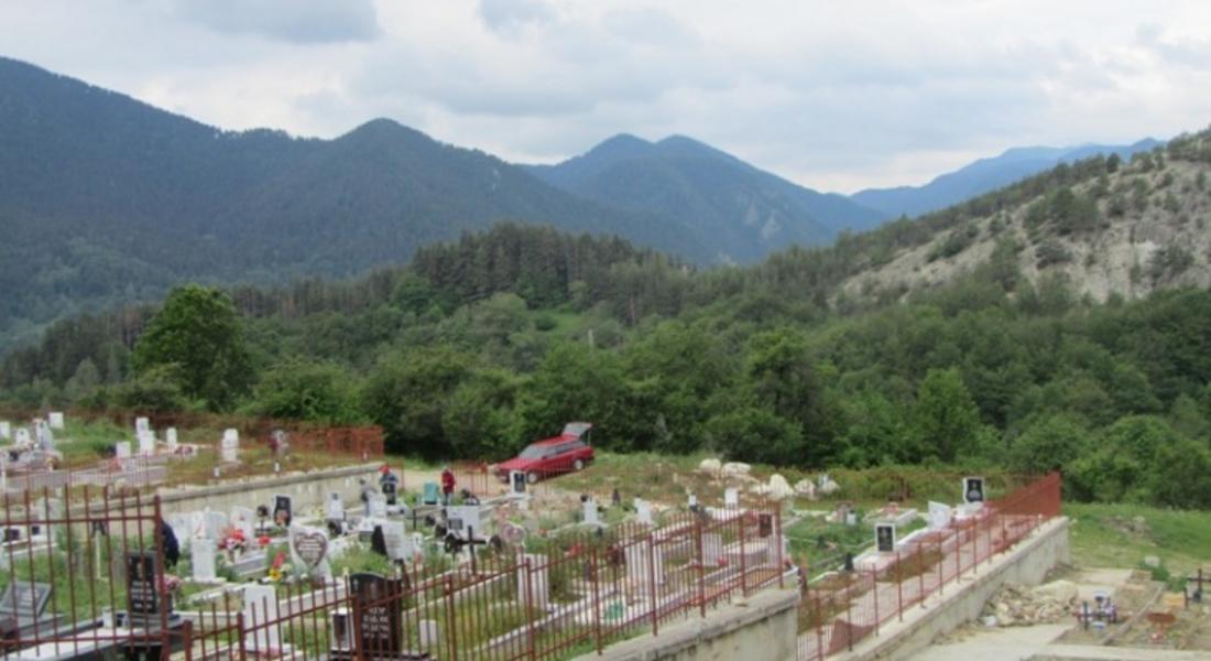 Община Смолян почисти гробищните паркове