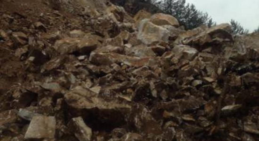 Огромна скална маса затрупа пътя Асеновград -  Смолян