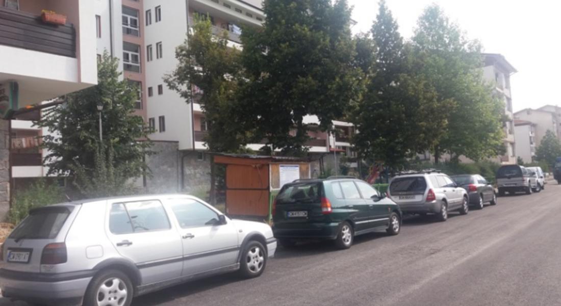Паркирани автомобили пречат на строително-ремонтните дейности на ул. „Наталия” в Райково