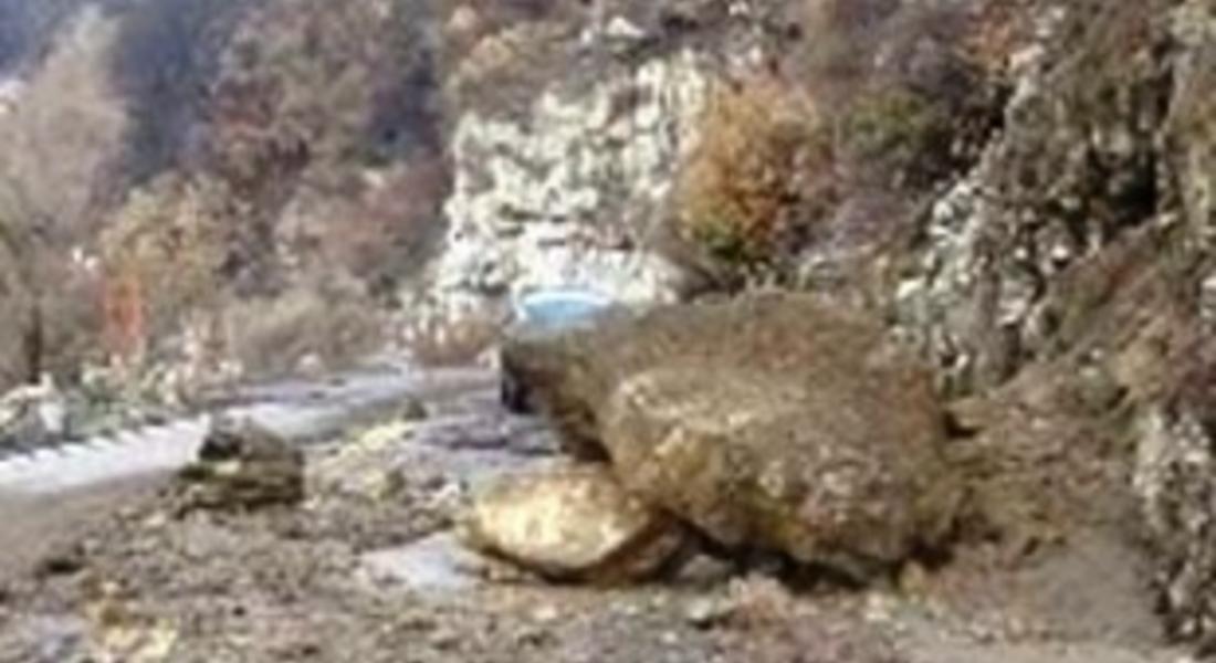 Подпорна стена е паднала по пътя Смолян-Чепеларе