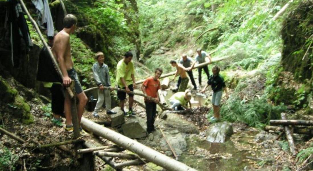 Младежите от "Мисия Смолян" в Могилица възстановиха туристически маршрут до природна забележителност