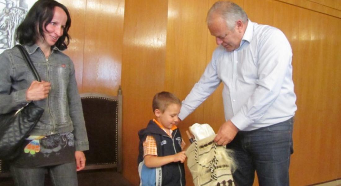  Продължава инициативата на кмета Мелемов да се даряват гайди за деца таланти 