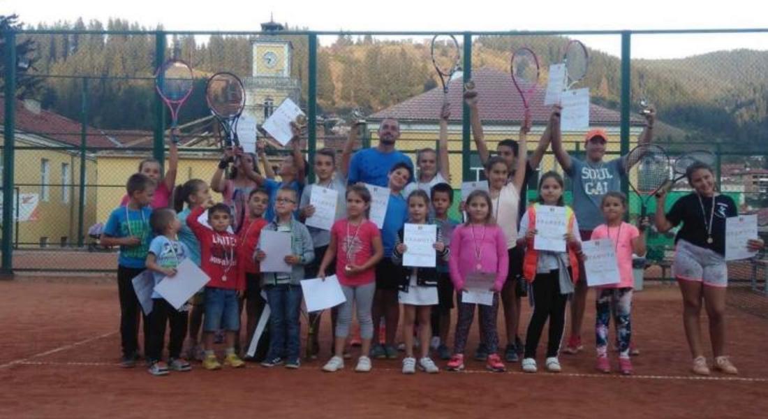  Турнир по тенис на корт за деца се проведе в Чепеларе