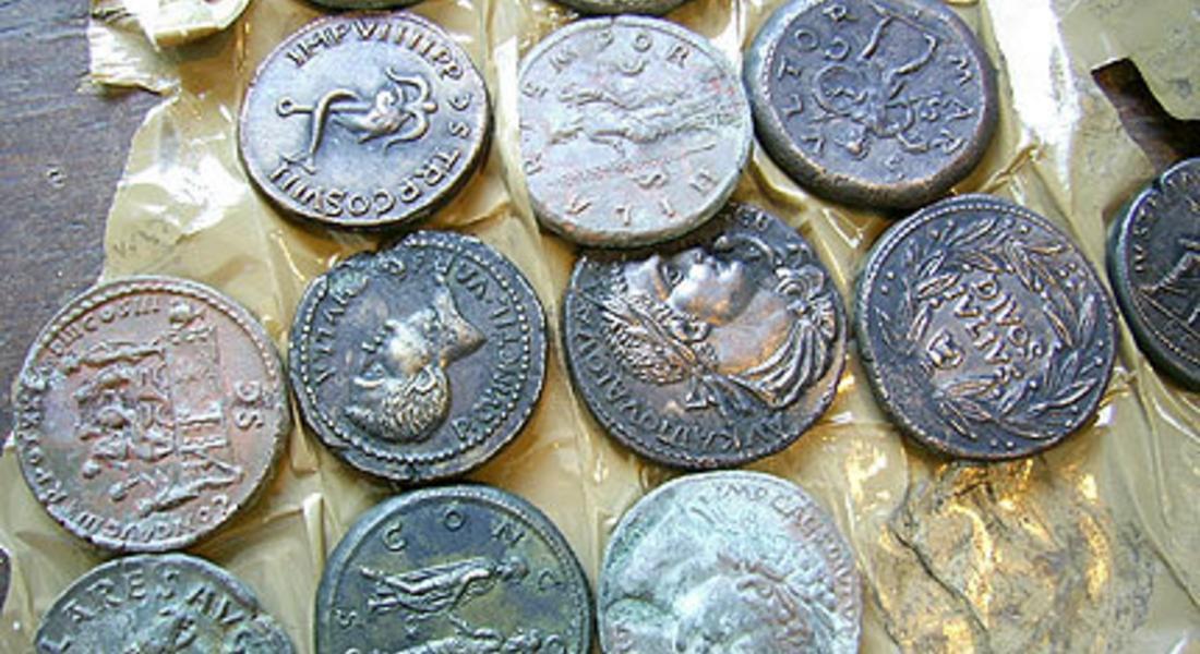 Задържаха иманяр с 335 антични монети