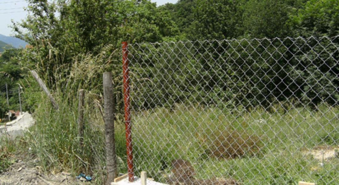 Задигнаха телена мрежа от ограда в два имота край Девин