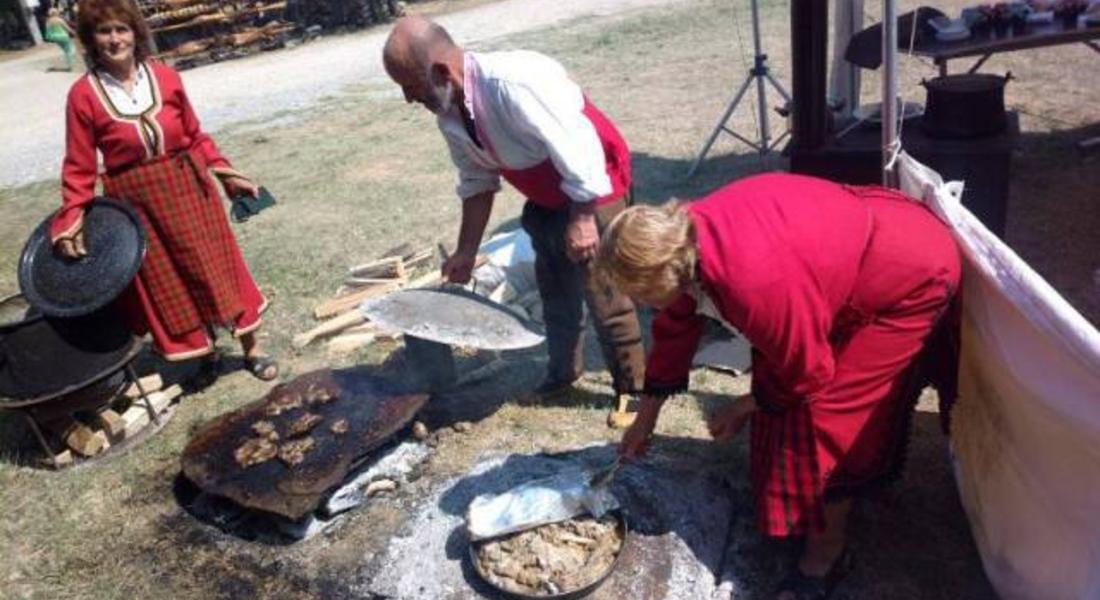 Кулинари от община Смолян популяризираха родопската кухня на първия по рода си фестивал на скарата и балканската музика „Скариада”