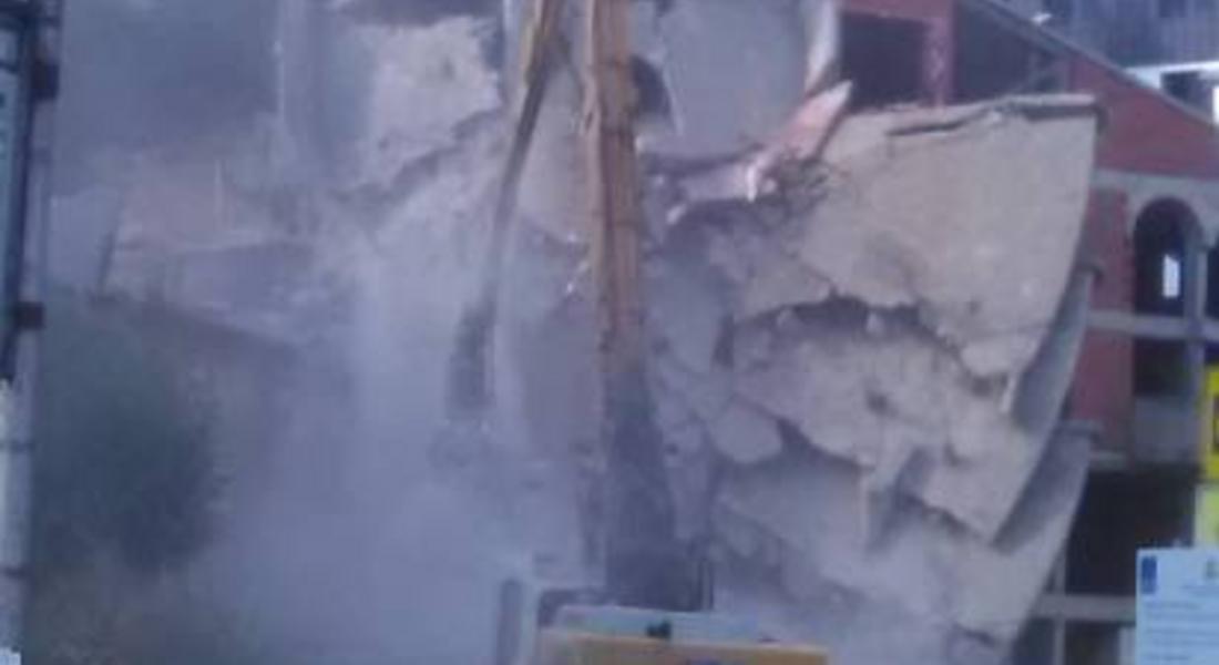 Новината в снимки: Събориха сграда в центъра на Смолян