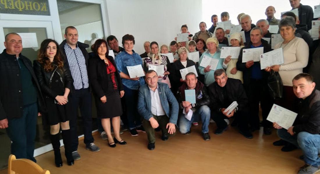 Кметът на Доспат инж. Елин Радев подписа договорите за работа на 36 безработни лица