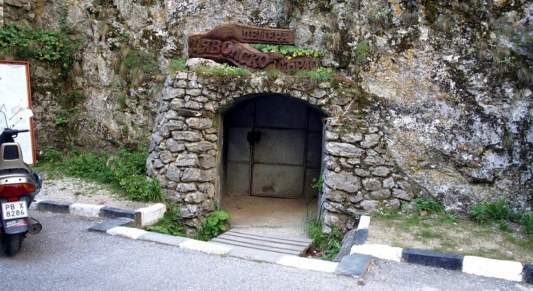 Крадци задигнаха 1260 лева от кола до пещерата Дяволското гърло