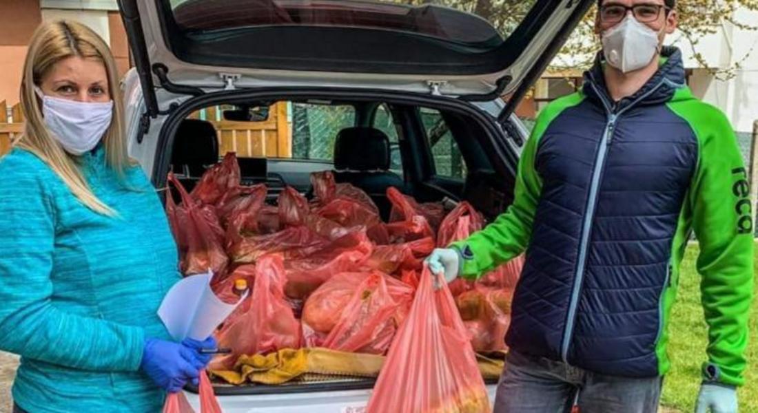  Сноубордистът Радо Янков дари 50 пакета с храна за Великден в Чепеларе 