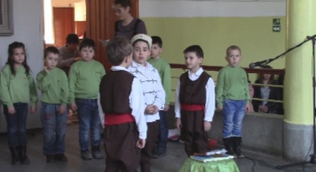 Патриотичен поздрав поднесоха деца от ОДЗ 11 към ученици от ПМГ „Васил Левски”