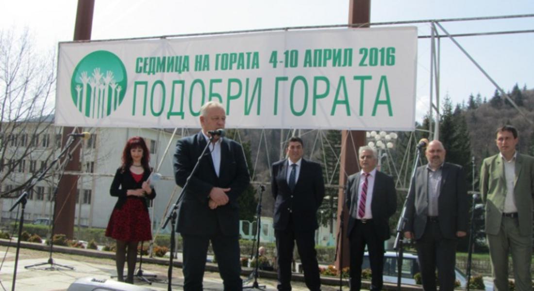 Кметът Николай Мелемов залеси фиданка в терен на община Смолян
