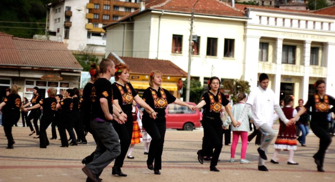 Flashmob, веселба и хора на площада в Чепеларе – Зеленото СЪРЦЕ на България