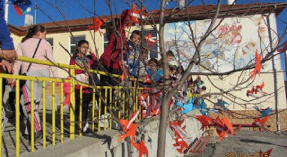 Ученици от Доспат украсиха дърво на правата