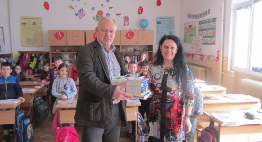 Кметът  Мелемов  подкрепи инициативата на първокласниците от Първо СОУ „Дари книга, подари мечта”