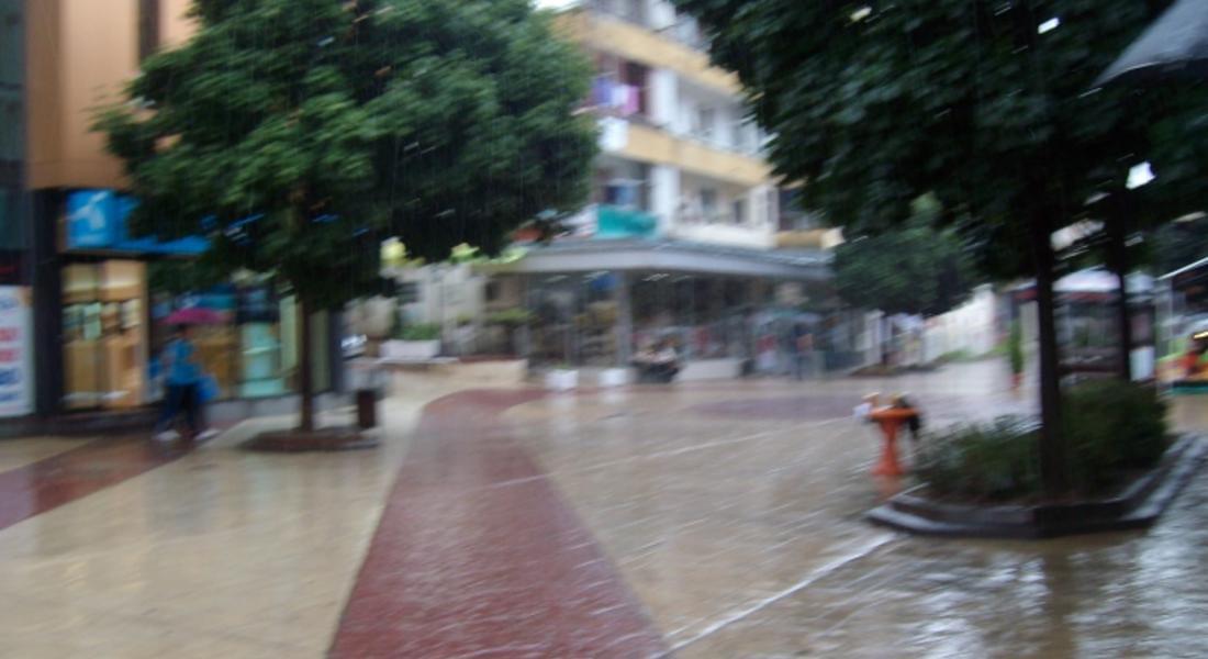 Силен дъжд, придружен с гръмотевици, вали в Смолян