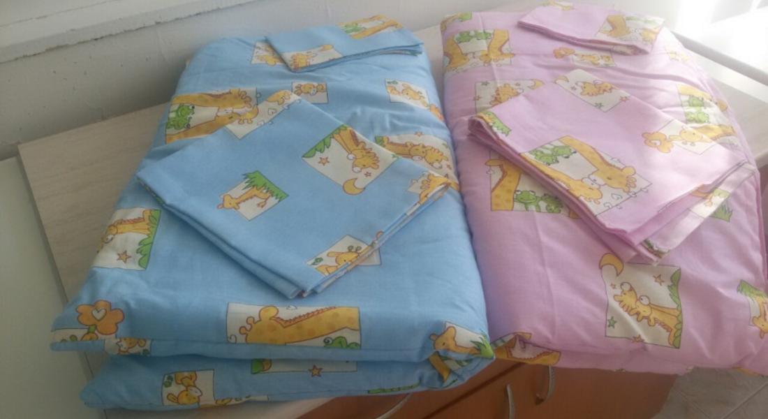 Младо семейство дари спални комплекти за бебешки легла на смолянската болница