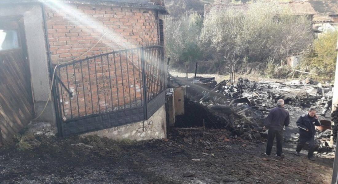  Огнеборци гасиха голям пожар в имот на бивш полицай 