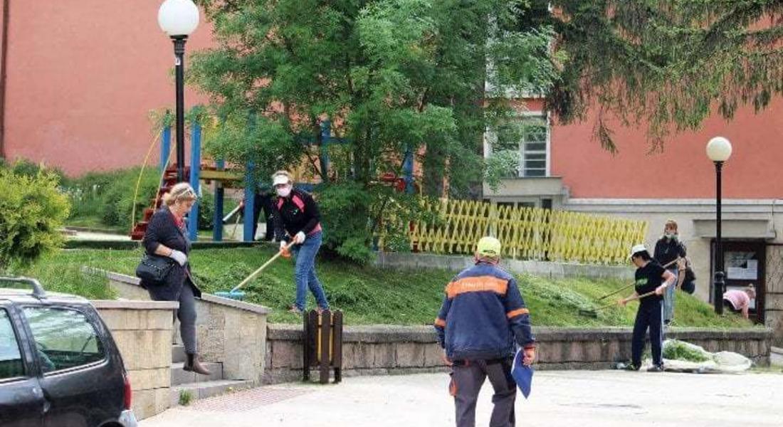 Община Смолян извършва дейности по косене и почистване на тревните площи