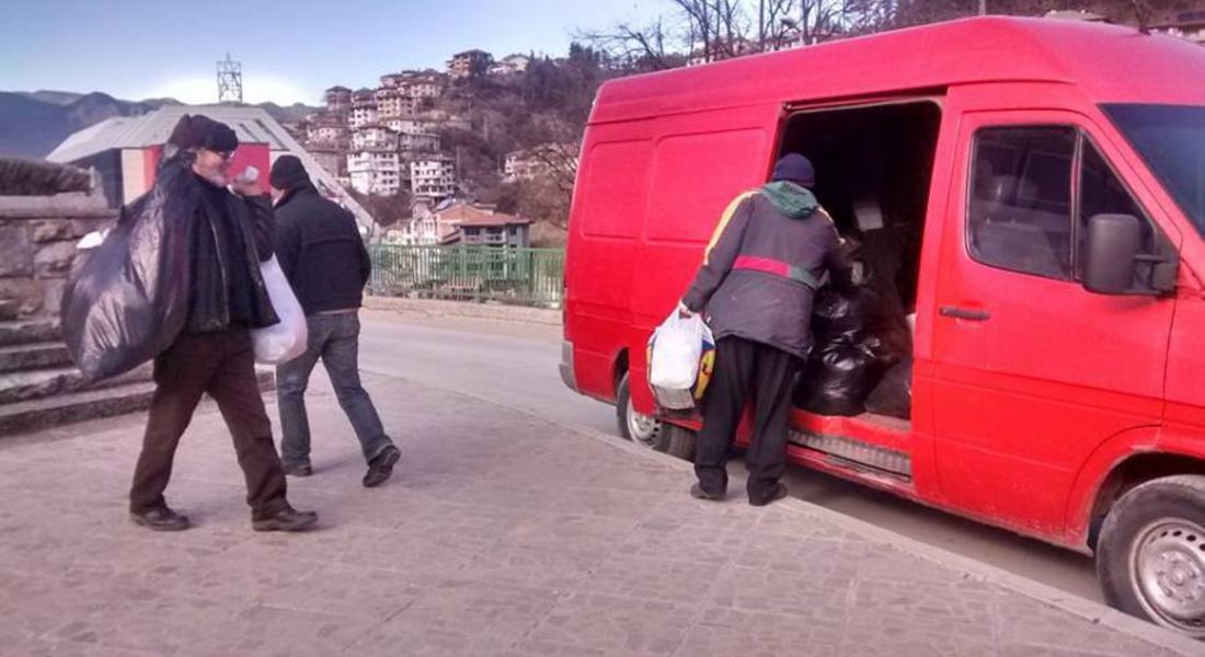 Над 50 чувала с дрехи, обувки и топли завивки отпътуваха днес в помощ на пострадалите от Хитрино