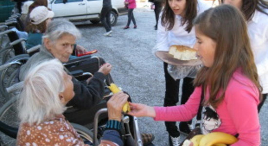 Самотна майка направи първото дарение за Дома за стари хора в село Фатово за акцията, обявена от „Чисти сърца“  