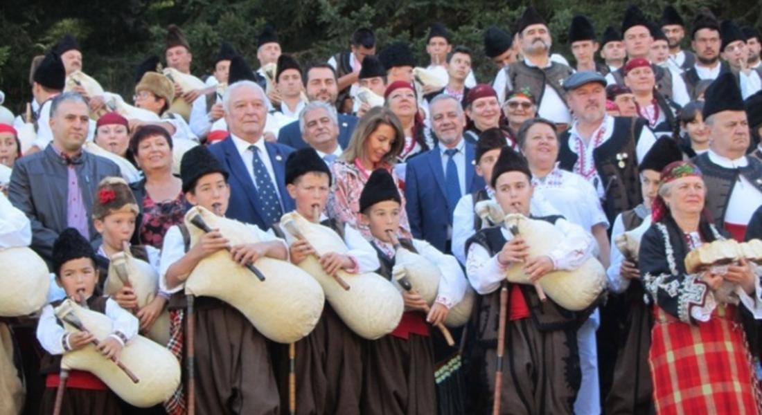 Сборен гайдарски оркестър огласи поляните в Стойките и даде началото на Първия национален събор „Апостол Кисьов”