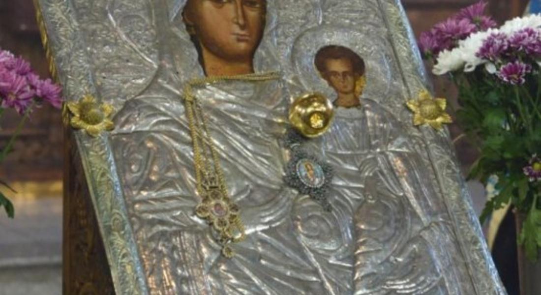 Митрополит Николай носи чудотворната икона „Златна ябълка“ в Смолян, Девин и Момчиловци