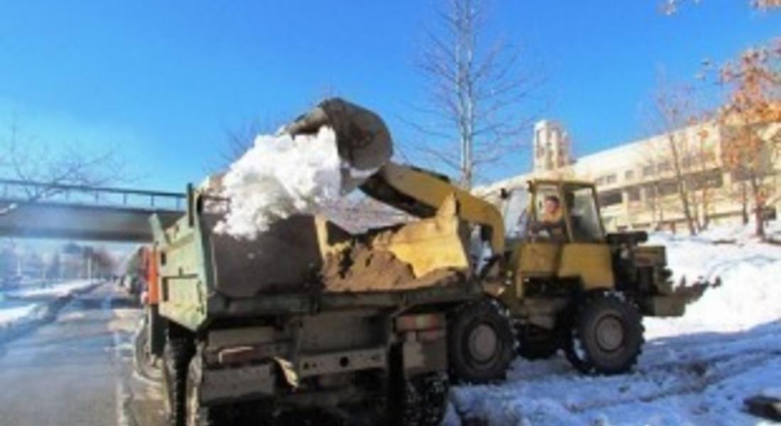 Титан доставя материали за опесъчаване за очаквания снеговалеж
