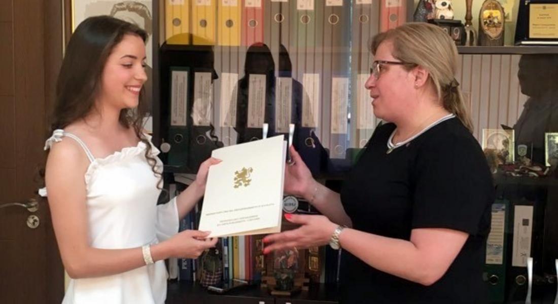 Василена Паричкова е единствената ученичка от област Смолян, с почетно отличие "Национална диплома"