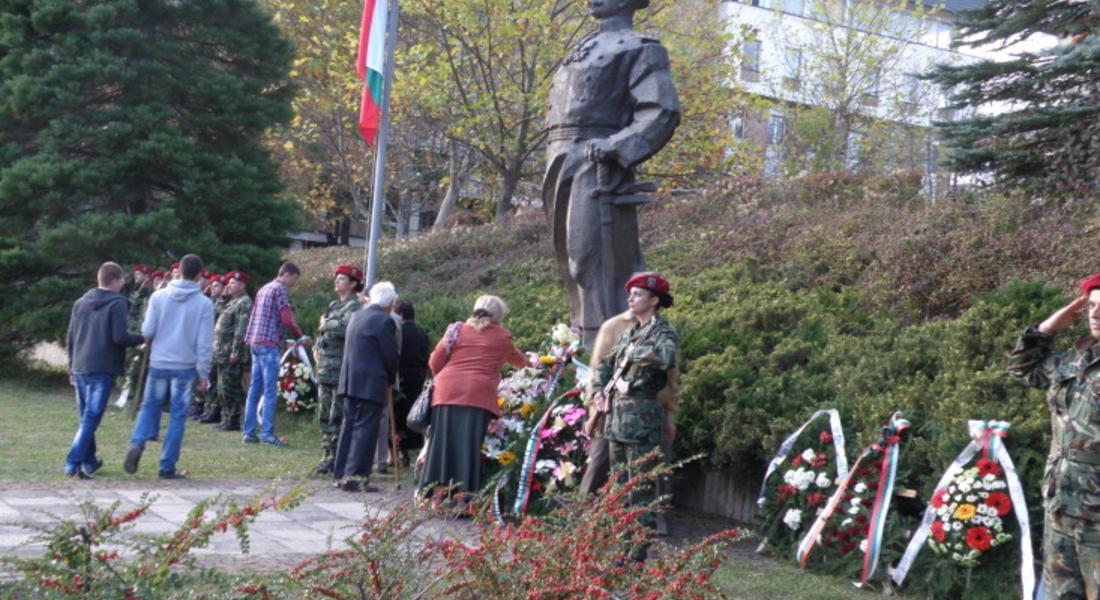  Д-р Даниела Дариткова отдаде почит на героите, загинали за свободата на Родопите пред паметника на полк. Владимир Серафимов