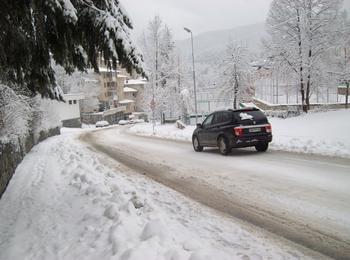 70-сантиметрова снежна покривка е натрупала тази нощ в района на пътя Батак-Доспат